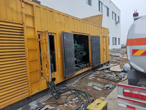 隆德如何在发电机出租合同中约定设备的维修和保养责任？